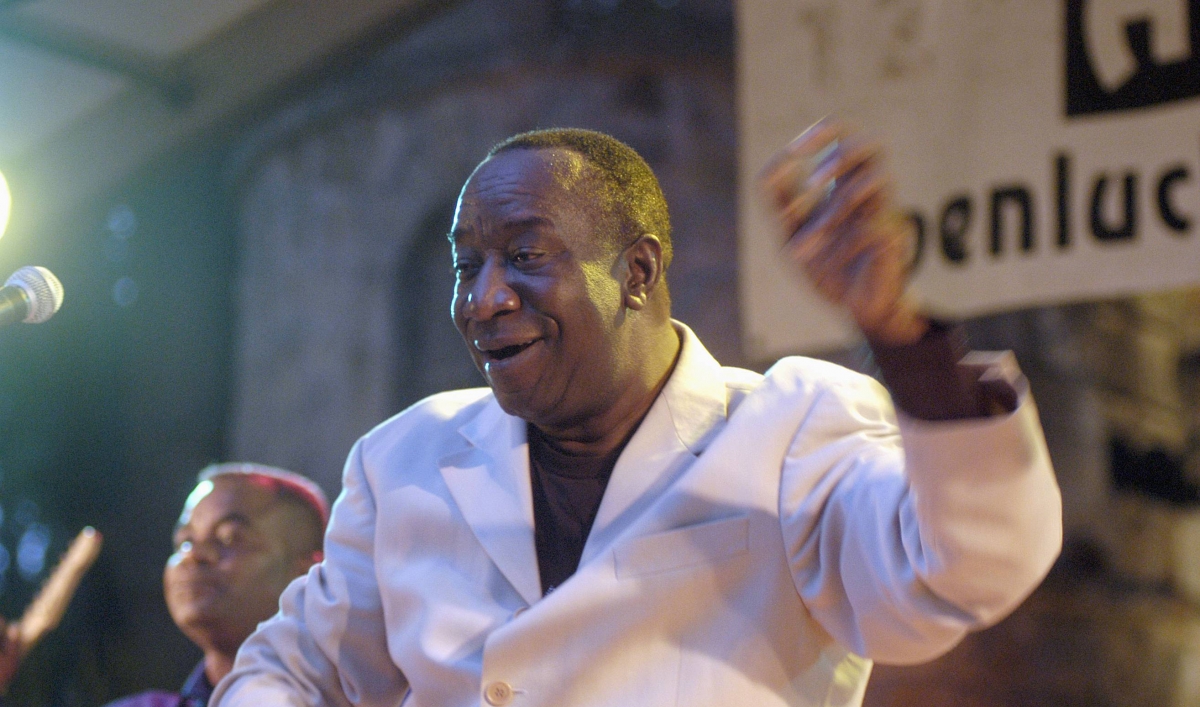 La légende de la rumba congolaise Tabu Ley pendant un concert.