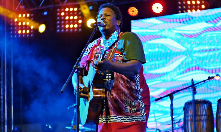 Le musicien originaire d'eSwatini Bholoja sur scene lors du festival ACCES 2019 à Accra, au Ghana. Photo : So Fraiche