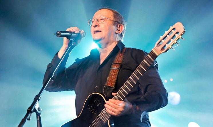 Idir, figure emblématique de la chanson kabyle est décédé le 2 mai 2020 à Paris