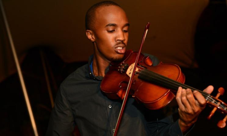 Le violoniste kenyan Scott Kabugi Mwangi