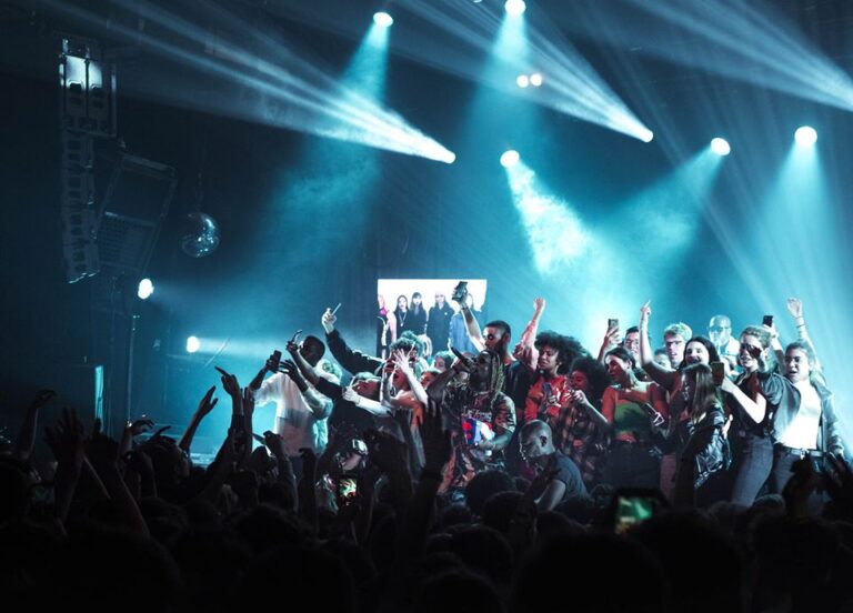 Ambiance pendant un concert de Jok'Air, pensionnaire de Sony Music (Photo) : Facebook Officiel.