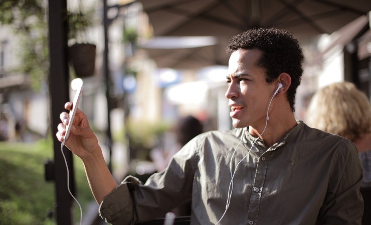 Spotify pourrait bientôt des vidéos. (Photo) : Andrea Piacquadio/Pexels.