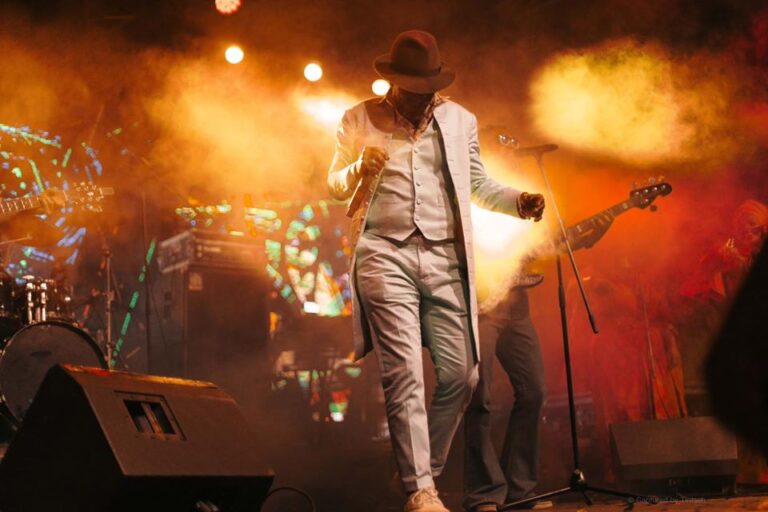 Alpha Blondy sur scène (Photo) : Facebook Officiel.