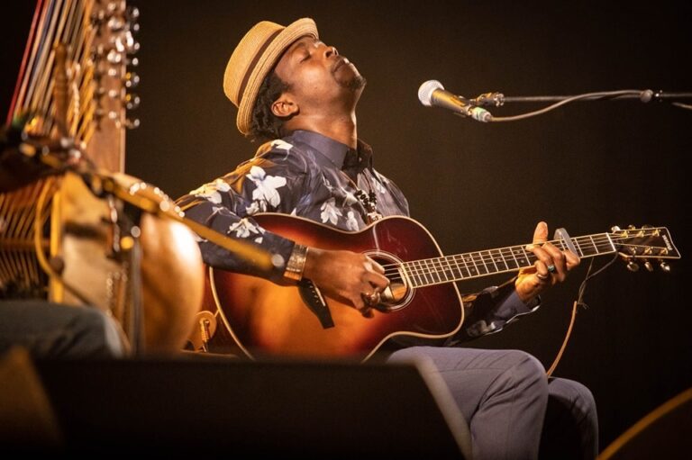Le guitariste guinéen Moh! Kouyaté qui évolue sur la scène française (Photo) : Facebook Officiel.