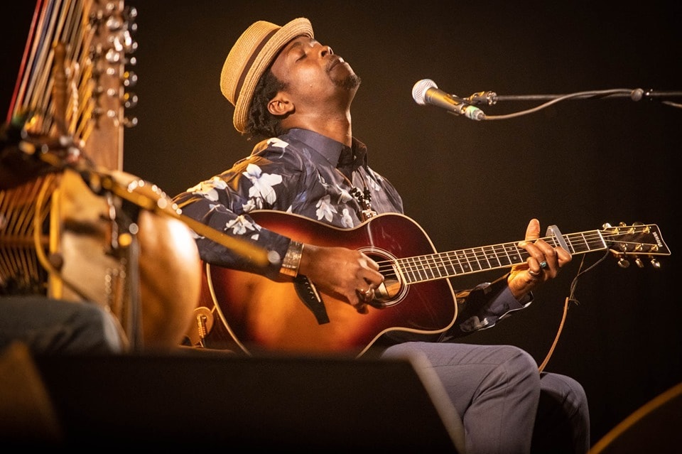 Le guitariste guinéen Moh! Kouyaté qui évolue sur la scène française (Photo) : Facebook Officiel.