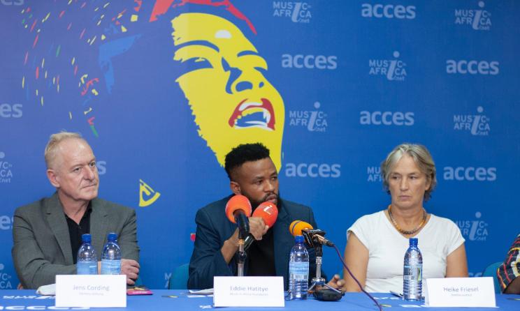 Eddie Hatitye, directeur de la Fondation Music In Africa (au centre).