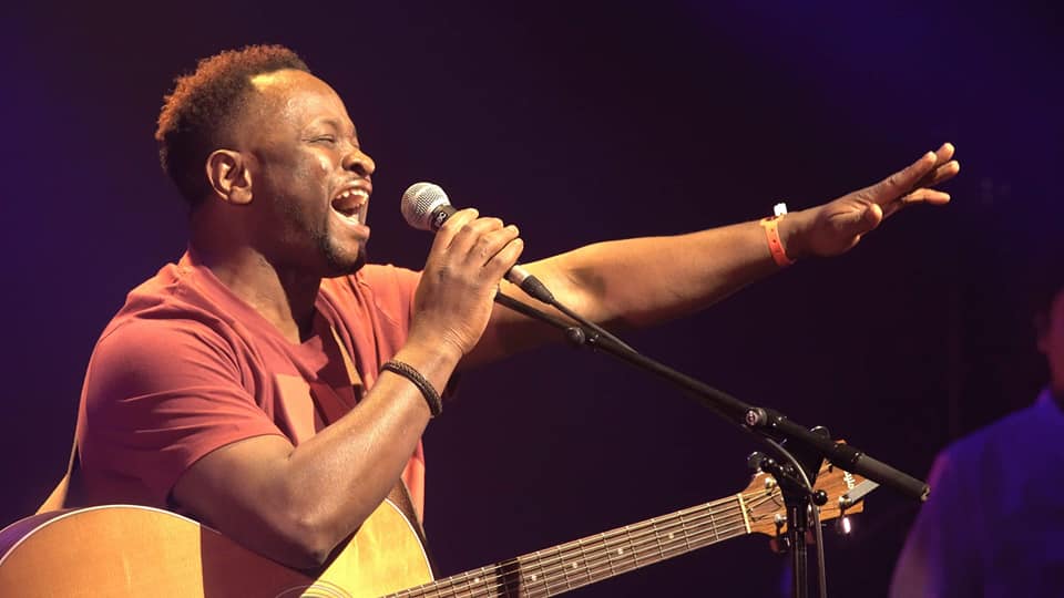 Le chanteur Mos-B sur scène (Photo) : Facebook Officiel.