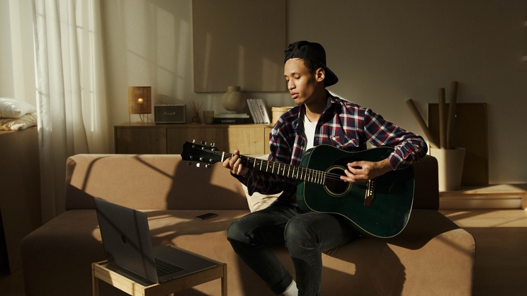 La masterclass est ouverte aux auteurs-compositeurs d'Afrique francophone. (Photo) : Artem Podrez.