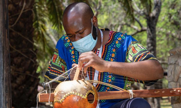 Un participant met la touche finale à son nouvel instrument, le kamale ngoni, lors de l'atelier de construction et de réparation d'instruments 2020 à Johannesburg, en Afrique du Sud. Photo : Music In Africa