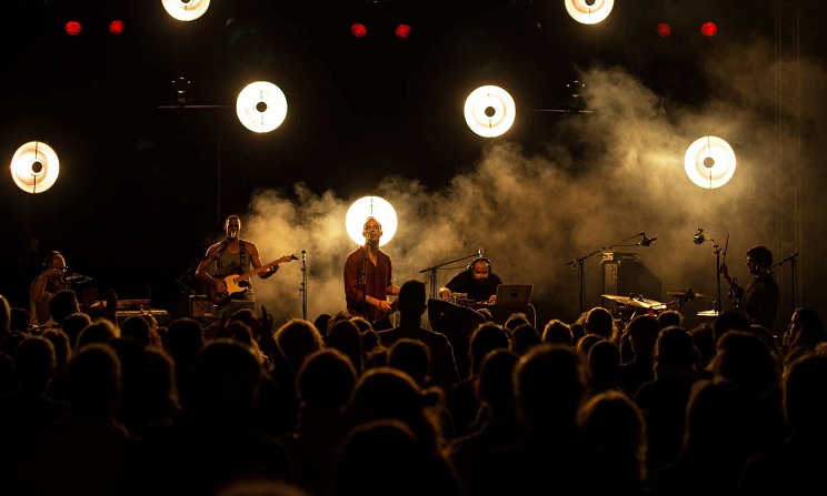 Grèn Sémé, groupe de musique originaire de la Réunion, pendant un concert. (photo) : Romain Philippon.