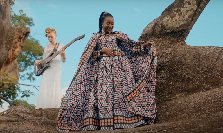 La chanteuse Awa Evish Sadio et la bassiste Maah Khoudia Keïta (photo) : capture d'écran.