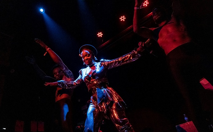 La chanteuse angolaise Pongo sur la scène du MIL 2019. (Photo) : Alicia Gomes.