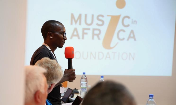 Faisal Kiwewa, membre du conseil d'administration de Music In Africa Foundation, s'exprimant lors de l'assemblée générale annuelle de l'organisation à Dakar, au Sénégal, en 2017. Kiwewa est le fondateur de la Fondation culturelle Bayimba en Ouganda. Photo : Stephanie Nikolaidis