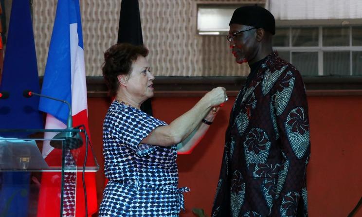 L'ambassadrice de France Aline Kuster-Menager remettant l'Ordre des Arts et des Lettres au producteur Tabu Osusa à l'Alliance Française de Nairobi le 16 juillet. Photo : Ambassade de France au Kenya et en Somalie.