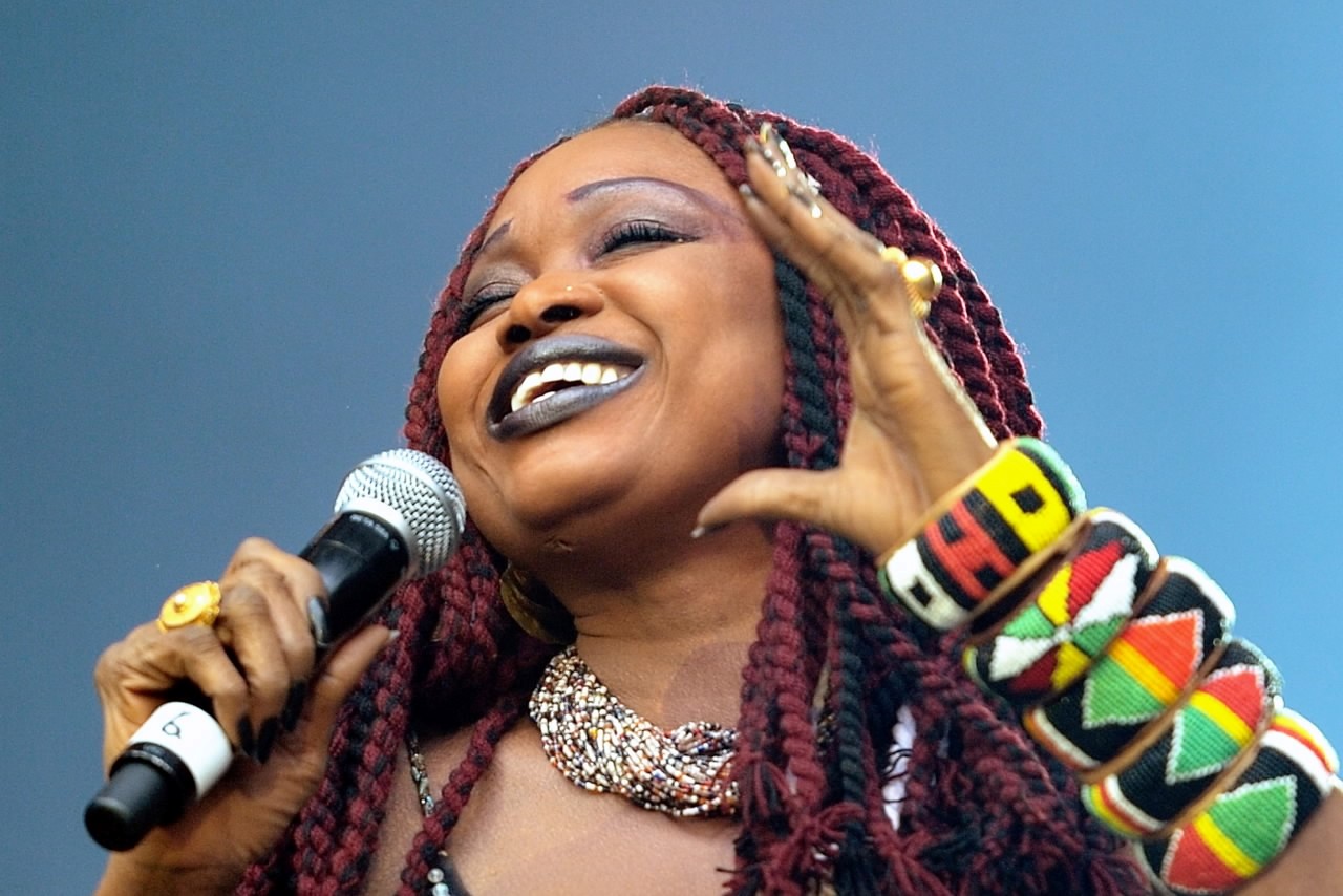 La chanteuse malienne Oumou Sangaré sur scène (Photo) : rfi.fr