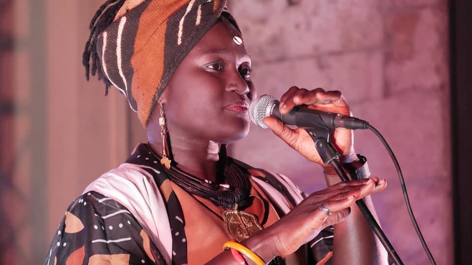 (Photo) : La chanteuse Mariaa Siga sur scène.