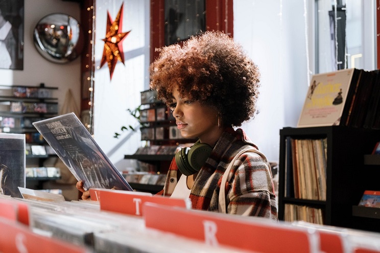 Universal Music France recrute. (Photo) : cottonbro/pexels.