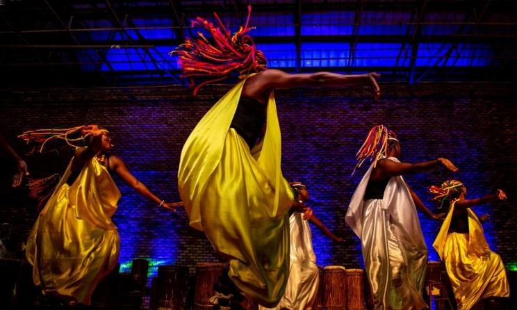 La troupe de tambours Ingoma Nshya, composée exclusivement de femmes, se produisant dans le cadre du projet I Have a Drum, soutenu par MIAL, au centre culturel pour femmes de Huye, au Rwanda.