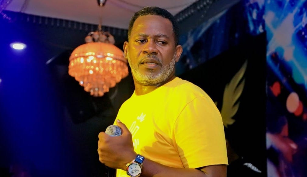 (Photo) : le chanteur ivoirien Jean Roger Adom.