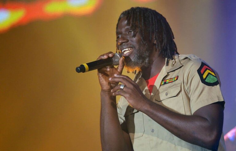 (Photo) : le reggaeman Tiken Jah Fakoly, pensionnaire de Wagram Music.