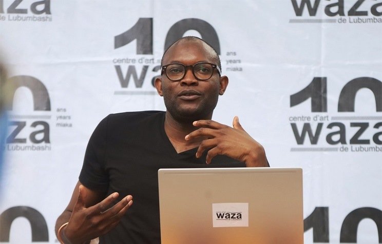 L'écrivain congolais Fiston Mwanza Mujila au Centre d'art Waza à Lubumbashi (RDC).