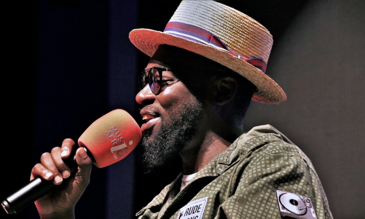 Le musicien, producteur et DJ kényan Blinky Bill s'exprimant lors de la conférence ACCES 2018 à Nairobi, au Kenya. Photo : Kalin Pashaliev