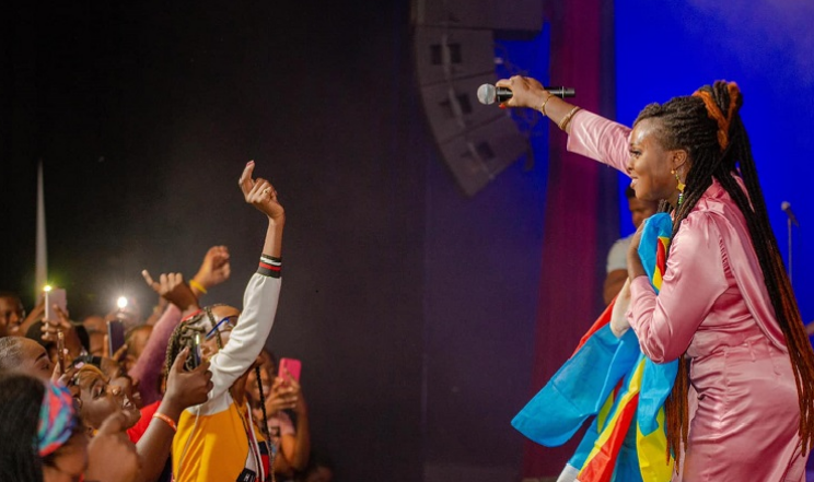 La chantre Morijah face au public. ( Photo ). HappyPeople & Djeys Records.