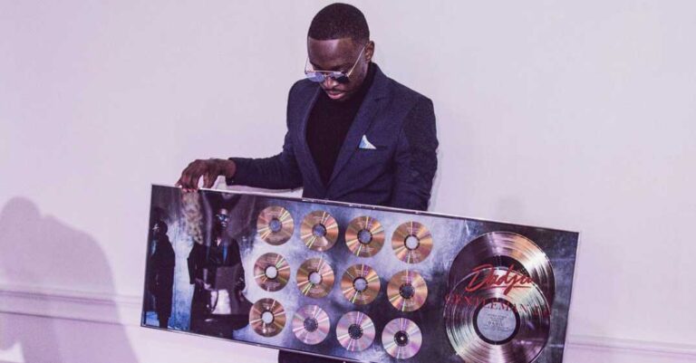 (Photo) : le Franco-congolais Dadju avec ses disques d'or.