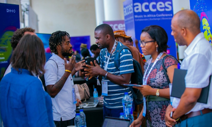 Réseautage des délégués au centre d'exposition ACCES 2022 au centre de congrès international Julius Nyerere. Photo : @jozeyphotography