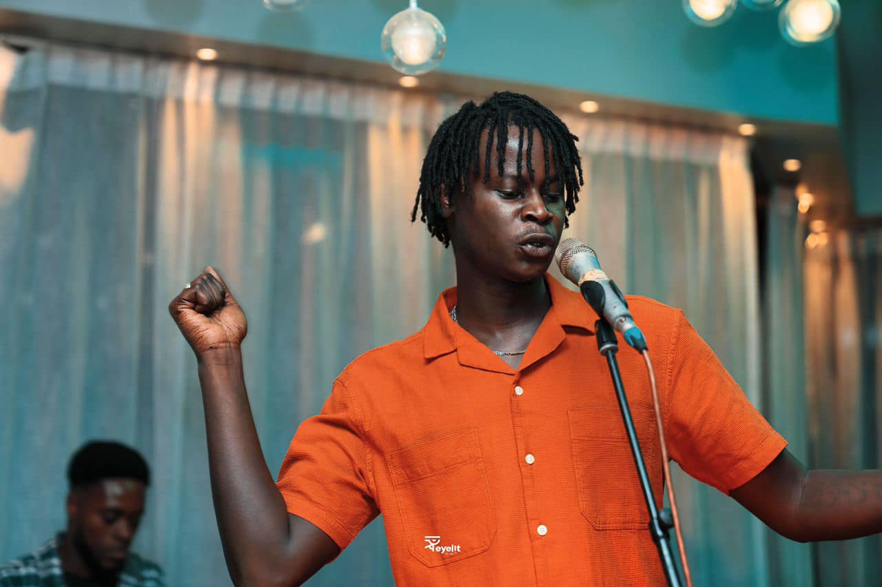 (Photo) : l'artiste sénégalais Ashs The Best sur scène.