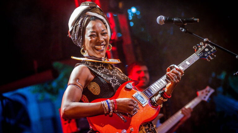(Photo) : la chanteuse malienne Fatoumata Diawara, pensionnaire de Wagram Music.