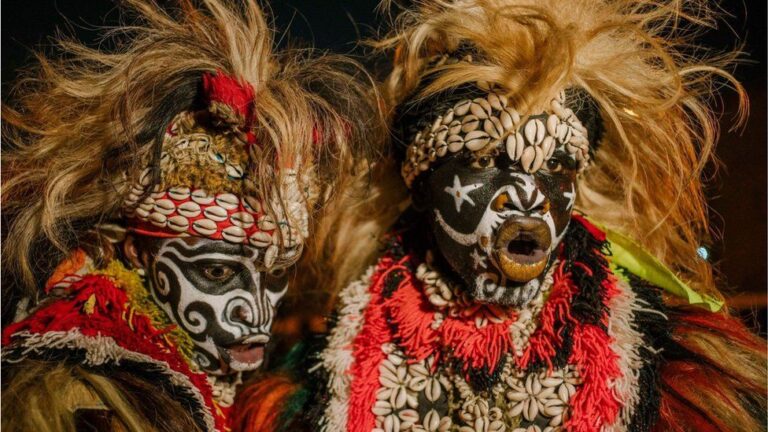(Photo) : des hommes déguisés en lions à la grande parade la Biennale de Dakar. BBC.