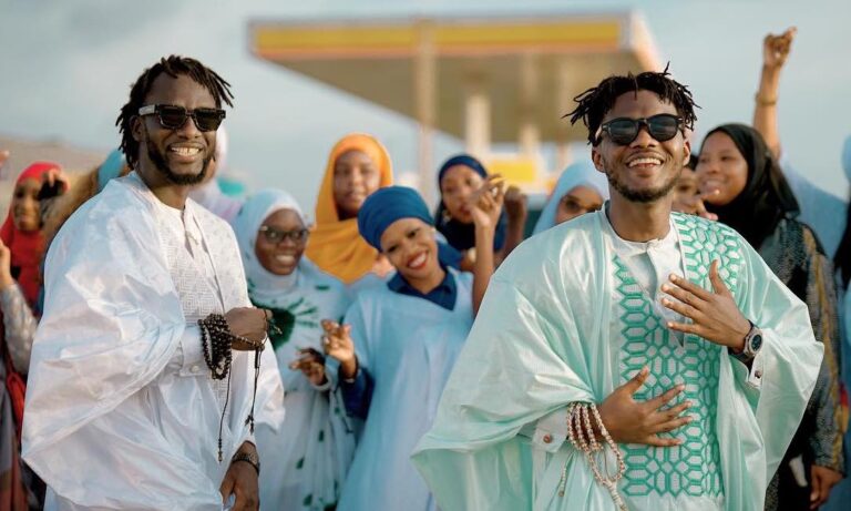 (Photo) : le duo Akhlou Brick dans le clip « Rakadiou ci Baye ».