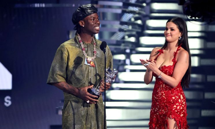 (Photo) : Rema et Selena Gomes à la remise des MTV VMAs 2023 : Theo Wargo.