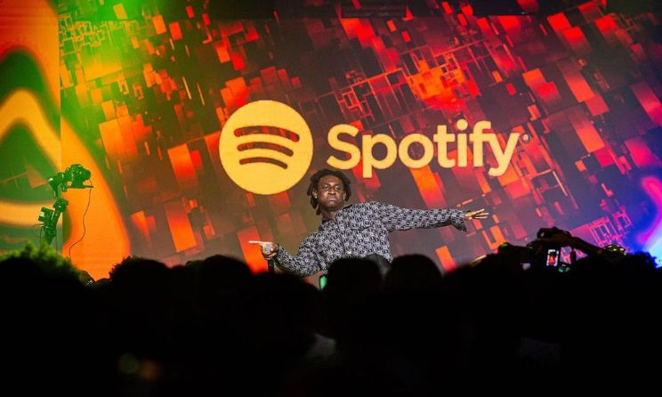 La star nigériane Shallipopi se produisant à la célébration Afrobeats de Spotify à Lagos, au Nigeria, qui s'est déroulée du 13 au 14 octobre. Photo de : Kola Oshalusi