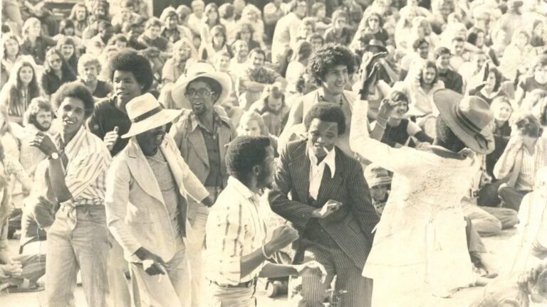 Noirs et Blancs se mélangeaient, sur scène comme dans le public, durant les Free People’s Concerts (ici, en 1973). © DR