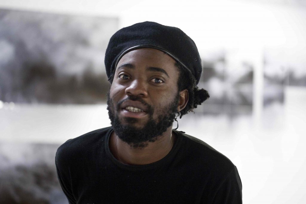 (Photo) : l'artiste camerounais Em'kal Eyongakpa, finaliste du prix Henrike Grohs en 2022.
