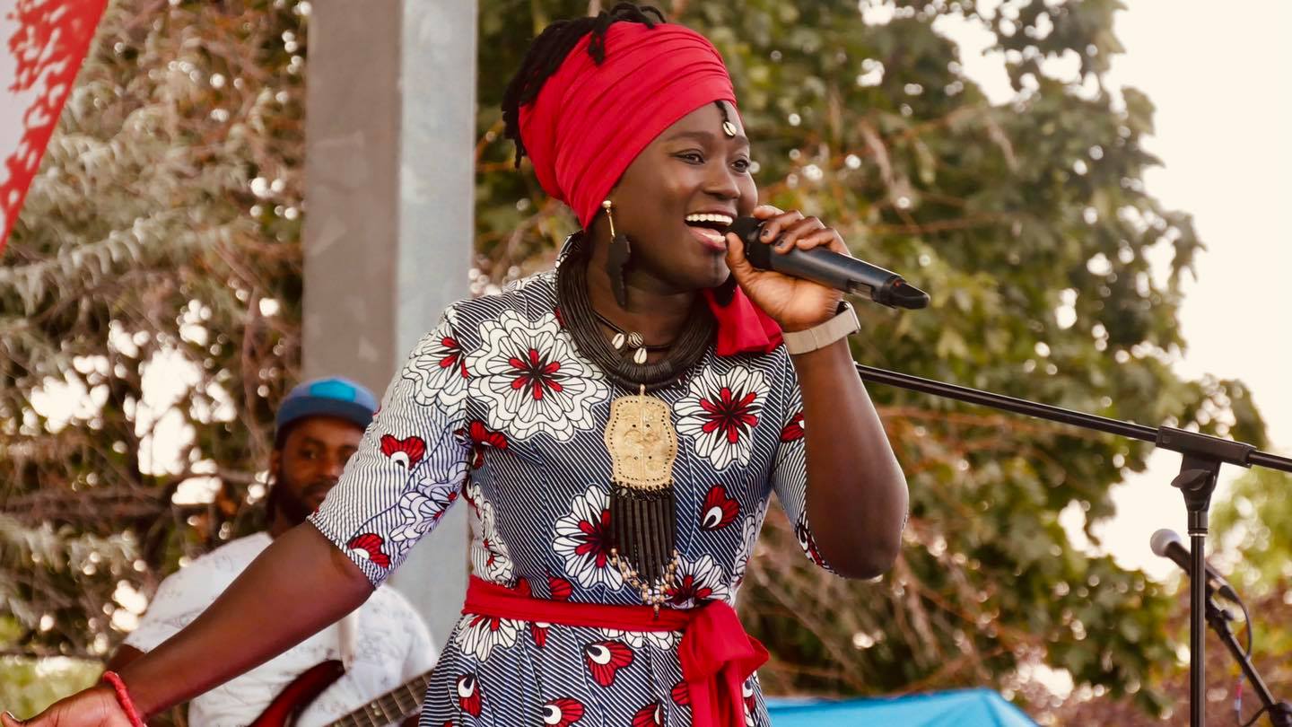 (Photo) : la chanteuse sénégalaise Mariaa Siga sur la scène du Festival Mondial de Musiques des Femmes d'ici et d'ailleurs.