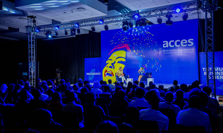 Une session de conférence à ACCES 2023 mettant en vedette Heather Maxwell de la VOA et Sho Madjozi. Photo : Infocus