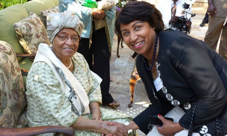 L'ancienne boursière Fulbright, Jeanne Toungara (à droite), avec l'ancienne présidente du Libéria, Ellen Johnson Sirleaf. Photo : Boursiers Fulbright