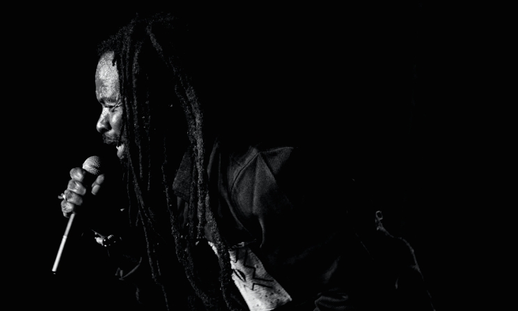 Rocky Dawuni performing in Aburi. Photo: Life In Lens