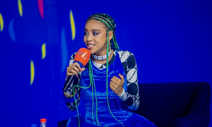 La chanteuse et entrepreneuse sud-africaine Sho Madjozi s'exprimant lors d' ACCES 2023 à Dar es Salaam, en Tanzanie. Photo : InFocus