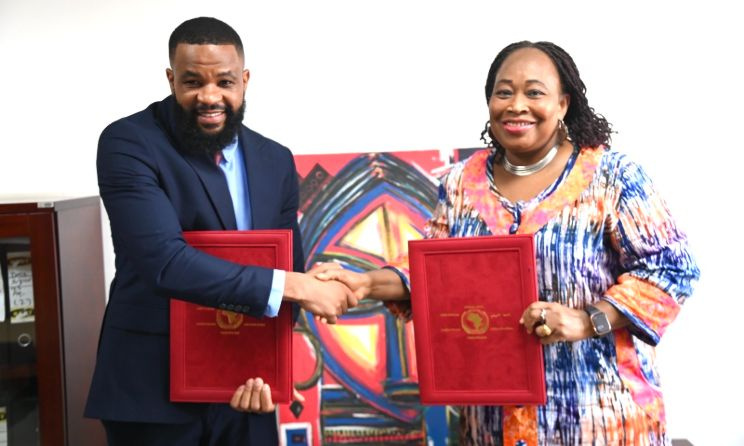 Le directeur exécutif de Music In Africa, Eddie Hatitye, et le commissaire de l'UA, S.E. Amb. Minata Samate Cessouma, se serrent la main après la signature d'un accord historique.