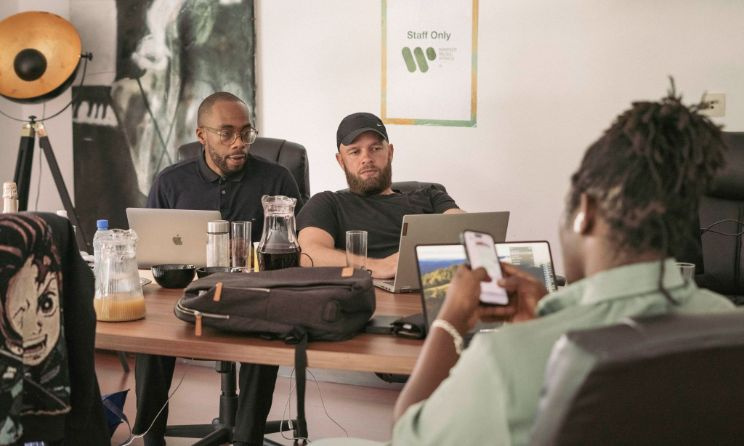 Les co-directeurs de Warner Music Africa Francophone, Marc-André Niang et Yoann Chapalain, lors du camp d'écriture.