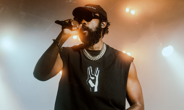 Damso signe « Grand Soleil », un hymne pour le Sidaction 2025, aux côtés de 17 artistes