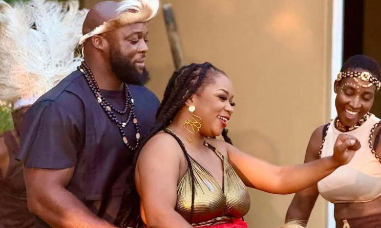 A scene from the ‘Muranda’ music video shows Feli Nandi in the arms of her “lover”.