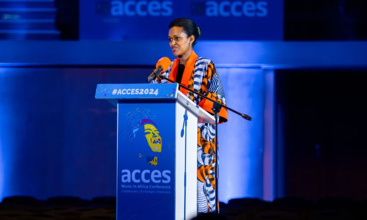 L'honorable Sandrine Umutoni, ministre d'État rwandaise en charge de la Jeunesse et des Arts, s'adressant aux délégués lors d'ACCES 2024 à Kigali.