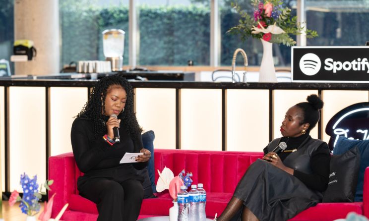 Phiona Okumu (à droite), responsable de la musique pour l'Afrique subsaharienne chez Spotify, lors de la présentation du rapport Loud & Clear.