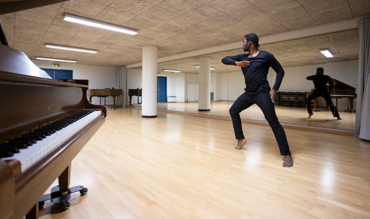 Danseur dans un studio de répétition à La Cité internationale des arts. (Photo) Maurine Tric.