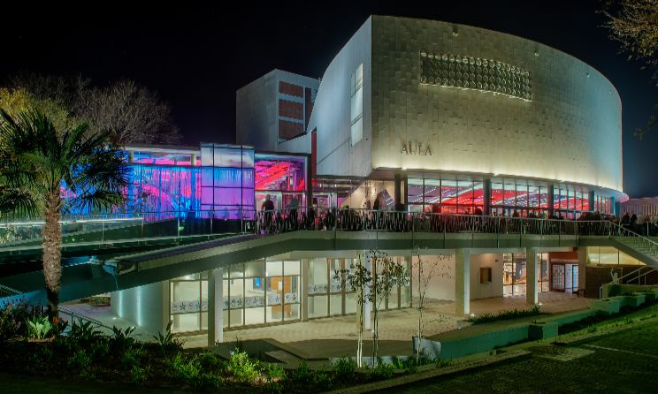 Construit en 1958 et réputé pour son acoustique et son charme historique, le théâtre Aula servira de cadre à des tables rondes, des interviews, des ateliers et des activités de réseautage.